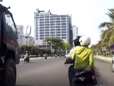 CLIP: Xung đột giao thông, thanh niên đi xe máy cầm gạch ném thẳng vào cabin ôtô