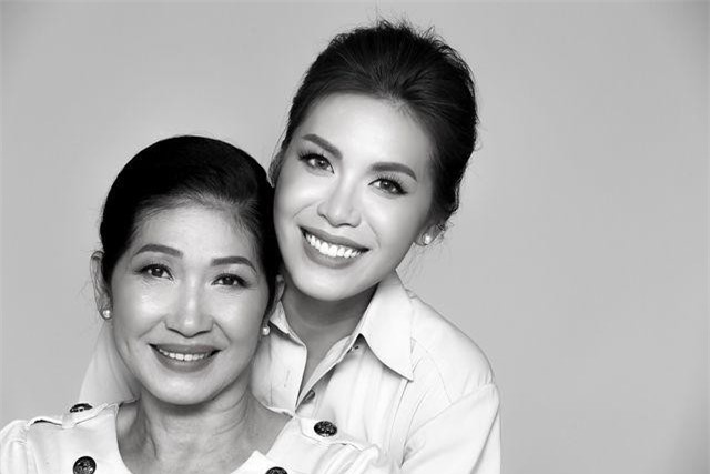 Chia sẻ rớt nước mắt của siêu mẫu Minh Tú về mẹ nhân ngày 8/3