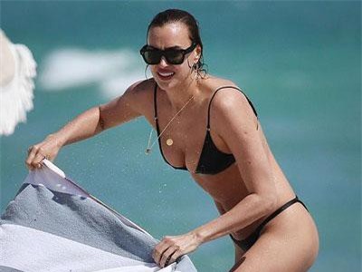 Tình cũ của Ronaldo khoe dáng nuột nà với bikini