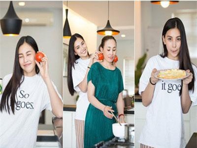 Hoa hậu Tiểu Vy 'nhắng nhít' vào bếp cùng mẹ nhân ngày 8/3