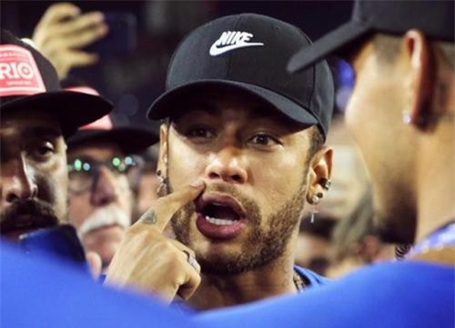 Sau trận thua M.U, Neymar đối mặt án phạt nặng