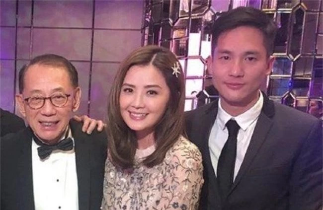 Ông Dương Thụ Thành cùng Thái Trách Nghiên và bạn trai cô, Thạch Hằng Thông, tại tiệc cưới Chung Hân Đồng hồi tháng 12/2018. (Ảnh: J.Stars)