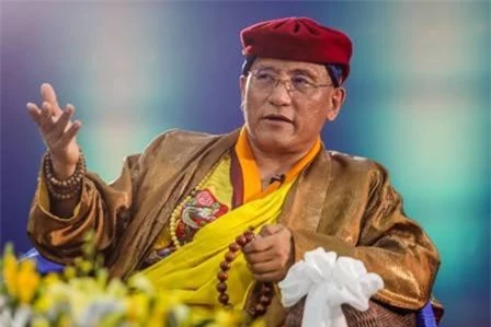 Hòa thượng Thích Thiện Tánh – Phó chủ tịch Hội đồng Trị sự GHPG VN đon tiếp Đức Gyalwang Drukpa tại sân bay Tân Sơn Nhất.