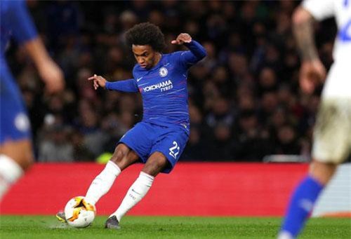 Chelsea hưởng lợi một bàn thắng nhờ hành động khó tin của hậu vệ Dynamo Kiev