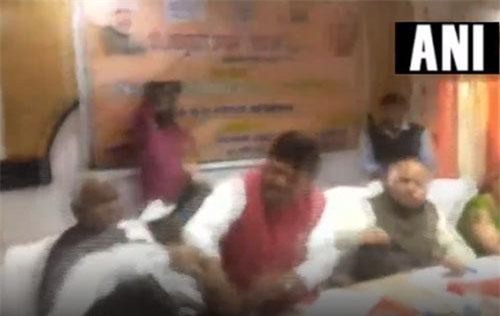 CLIP: Chính trị gia Ấn Độ cầm giày đánh nhau ngay trên bàn họp