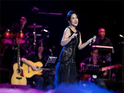 Noo Phước Thịnh, Mỹ Linh khuấy động phố đi bộ Hồ Gươm dịp 8/3