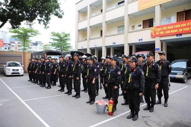 Cũng giống như các đồng đội nam, một ngày làm việc của các nữ cảnh sát đặc nhiệm bắt đầu từ những bài điều lệnh tại Trung đoàn Cảnh sát Cơ động Hà Nội.