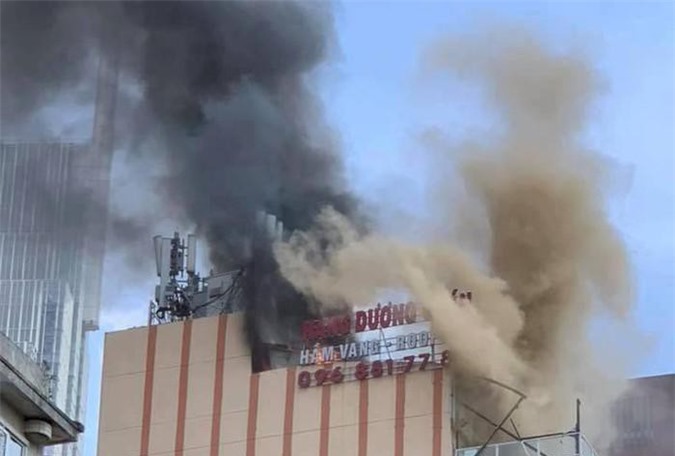 TP. HCM: Cháy lớn tại tòa nhà cao tầng ngay tại trung tâm