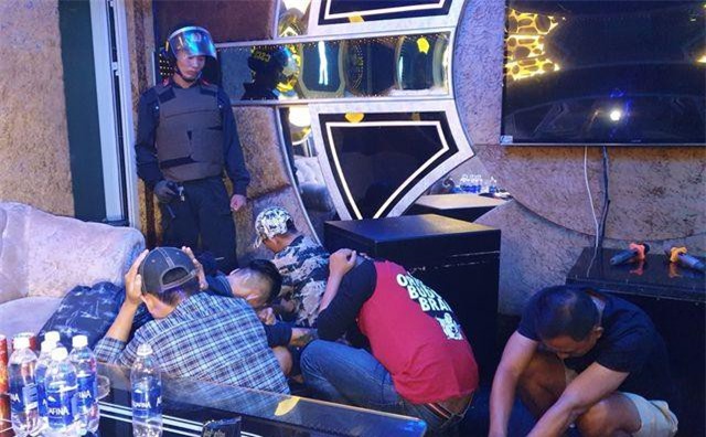 Kiên Giang: Đột kích quán karaoke lúc rạng sáng, phát hiện 40 đối tượng dương tính với ma túy