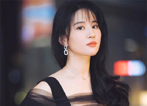 Lưu Diệc Phi gây sốt mạng khi xuất hiện trẻ như 20 tuổi dù đã 32