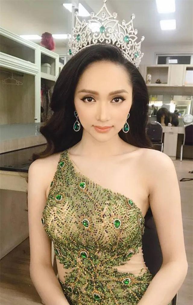 Khoảnh khắc tỏa sáng khi Hoa hậu Hương Giang trao vương miện cho người kế nhiệm