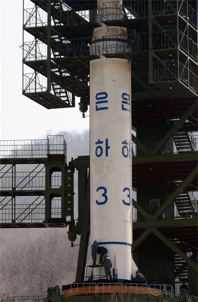 Giải mã nghi vấn phóng tên lửa quân sự hay vệ tinh dân sự của Triều Tiên - 1