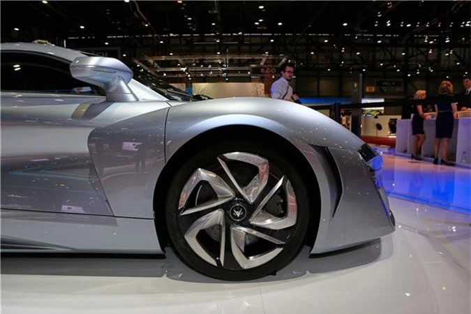 Siêu xe Trung Quốc có sức mạnh kinh hoàng ngang Bugatti Chiron