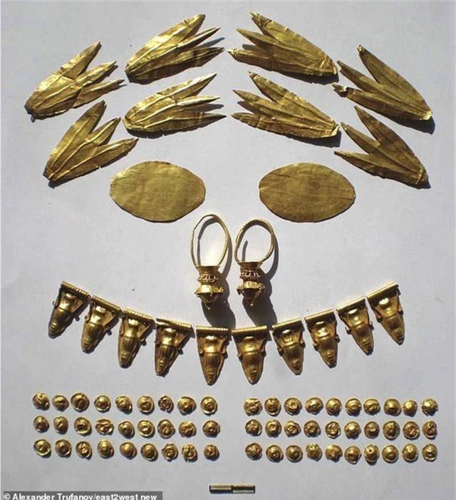 Tìm thấy hàng trăm trang sức bằng vàng trong ngôi mộ của công chúa thời cổ đại - 2
