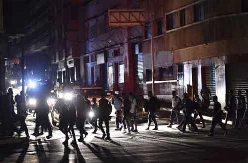 Người dân Venezuela di chuyển trên đường phố không có điện tối 7/3 - Ảnh: Getty/NBC.