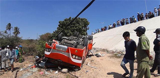 Bình Thuận: Xe khách lao xuống vực, 7 du khách Hàn Quốc bị thương