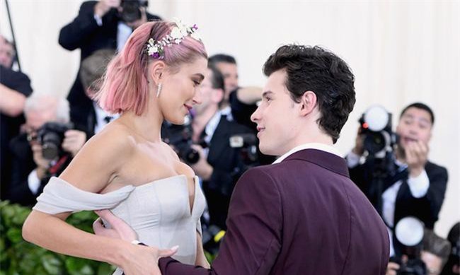 Vợ Justin Bieber vẫn làm bạn với tình cũ