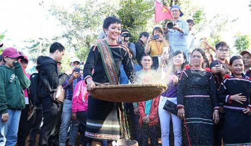 H’Hen Niê ngồi xe công nông tiến vào sân khấu Lễ hội Cà phê Buôn Ma Thuột 2019