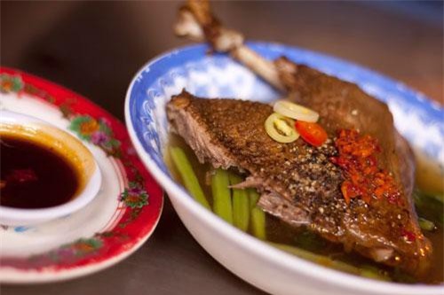 Tiệm mì 88.000 đồng/tô, khách vẫn nườm nướp xếp hàng chờ