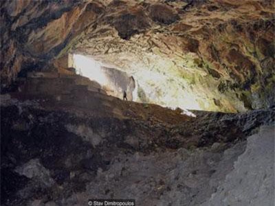 Kì lạ dòng nước chảy ngược trong hang động tại Hy Lạp