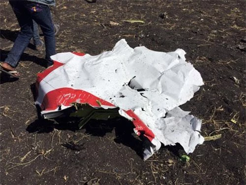 Những mảnh vỡ của máy bay vương vãi khắp nơi.