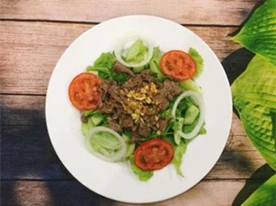 Cách làm món salad thịt bò áp chảo xà lách