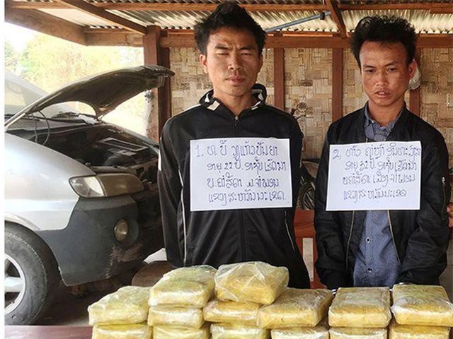 Hai đối tượng có súng vận chuyển ma tuý lao thẳng vào xe của lực lượng chức năng