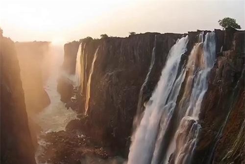 Clip: Trải nghiệm cảm giác tại 'hồ bơi tử thần' trên đỉnh thác Victoria hùng vĩ