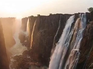 Clip: Trải nghiệm cảm giác tại 'hồ bơi tử thần' trên đỉnh thác Victoria hùng vĩ