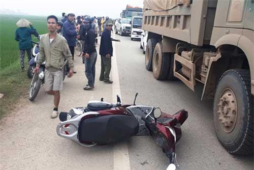 Đâm chết hai bố con, xe ôtô bỏ chạy khỏi hiện trường