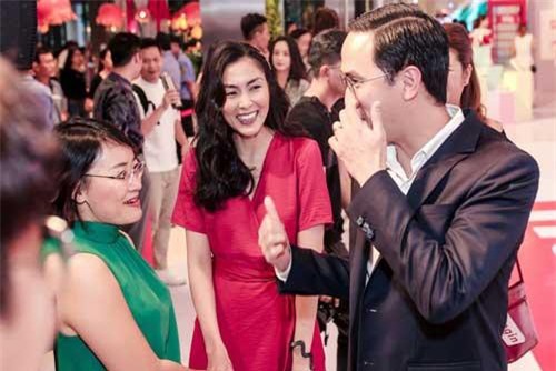 Diện váy đỏ rực rỡ, Hà Tăng khoe khoảnh khắc hạnh phúc cười tít mắt bên ông xã Louis