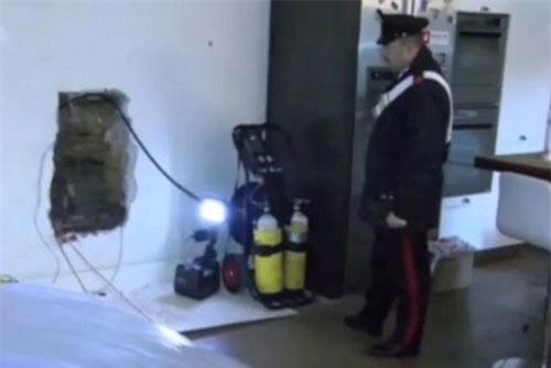 Người phụ nữ Italia thuê mafia chôn tình nhân trong bê tông vì lấy trộm trang sức