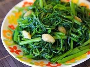 Vì sao không nên cho muối vào chảo rau đang xào