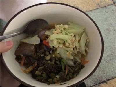 Nữ sinh Trung Quốc phát hiện trong bát mình có một đoạn... răng giả!