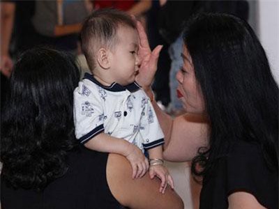 Con trai người đẹp chuyển giới Lâm Khánh Chi lần đầu lộ diện