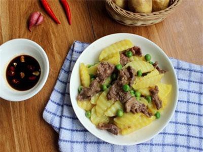 Cách làm món khoai tây xào thịt bò thơm bùi
