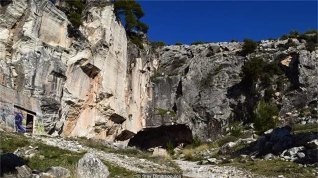 Kì lạ dòng nước chảy ngược trong hang động tại Hy Lạp - Ảnh 1.