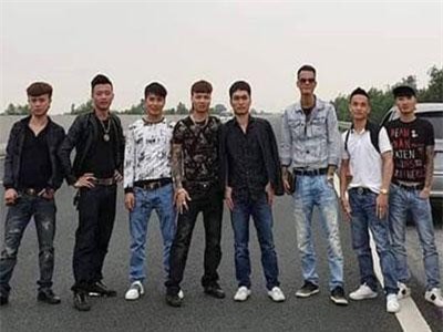 Xác minh, xử lý nhóm Khá 'bảnh' dàn hàng chụp ảnh trên cao tốc trưng Facebook