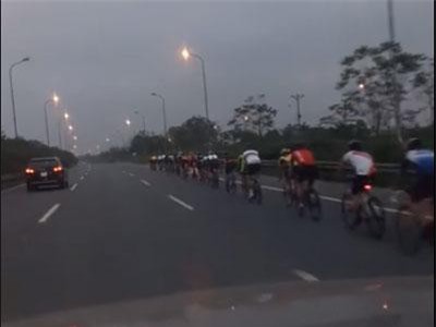 CLIP: &#x110;o&#xE0;n &#x111;ua xe &#x111;&#x1EA1;p ngang nhi&#xEA;n ch&#x1EA1;y v&#xE0;o &#x111;&#x1B0;&#x1EDD;ng cao t&#x1ED1;c