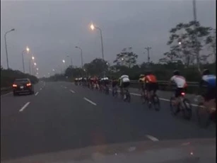 CLIP: Đoàn đua xe đạp ngang nhiên chạy vào đường cao tốc