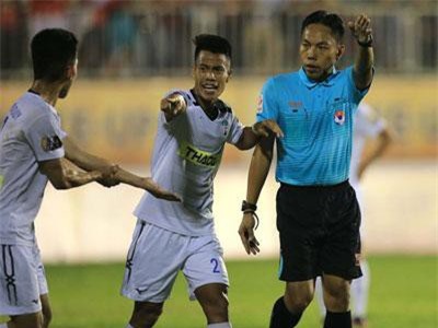 Hàng loạt trọng tài mắc sai sót, bị treo còi ở V-League