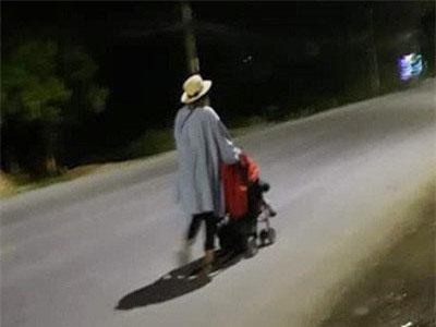 Lại xuất hiện hình ảnh 'hot girl' Bella đưa con trai nhỏ đi lang thang trong đêm tối ở Quảng Ninh