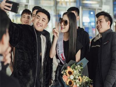 Tuyết Nga cùng mẹ về nước sau khi đăng quang Hoa hậu Áo dài Việt Nam