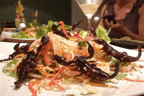 Clip: Trải nghiệm 'cà phê côn trùng' tại chợ đêm Angkor