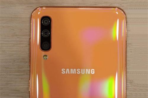 Cận cảnh smartphone 3 camera sau, cảm biến vân tay trong màn hình, giá 6,99 triệu tại Việt Nam