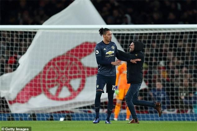 Fan cuồng Arsenal xông vào sân tấn công Smalling