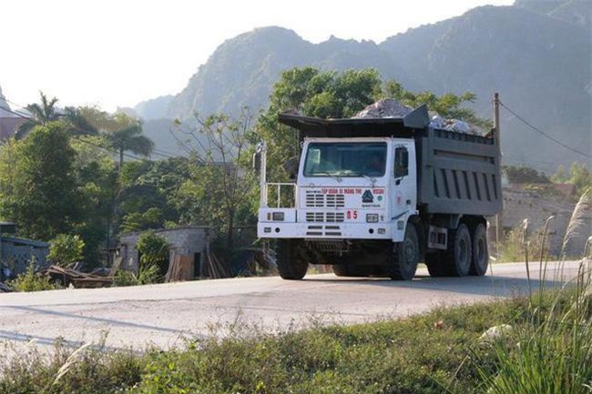 Hà Nội: Xe quá tải hoành hành trên đường đê