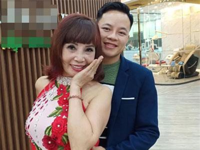 Mặc váy hoa nhìn rõ nội y, cô dâu 62 tuổi khiến người xem lắc đầu 'thời trang phang tuổi tác'