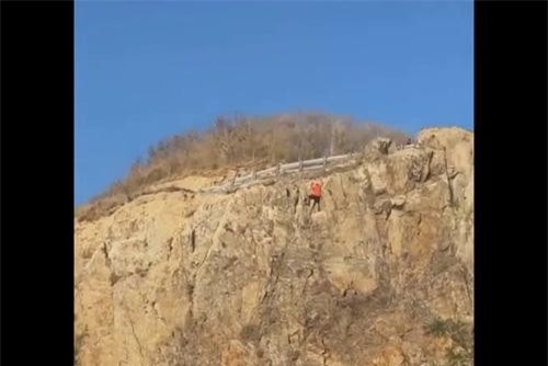 Clip: Nam thanh niên rơi tự do khi leo tay không lên đồi Con Heo ở Vũng Tàu