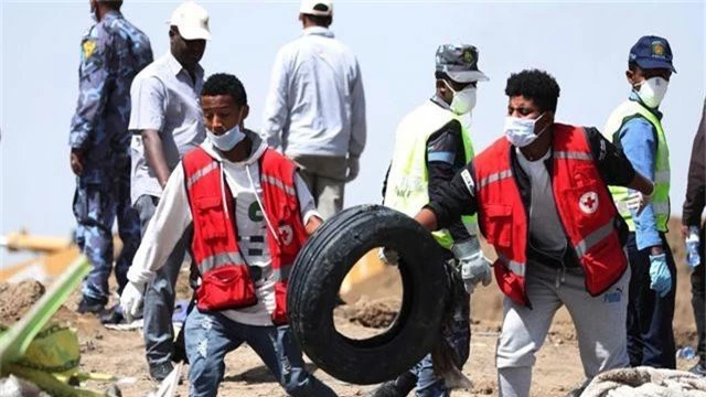 Ethiopia tìm thấy hai hộp đen máy bay rơi khiến 157 người thiệt mạng - 1